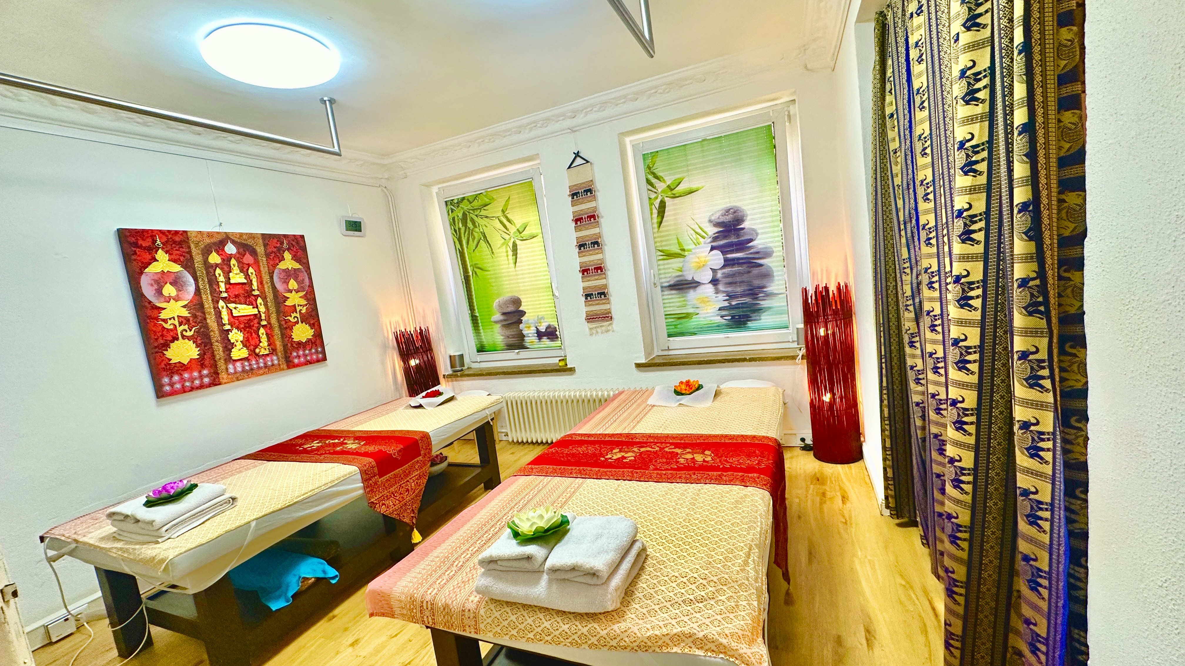 Vorbereiteter Raum für eine Paarmassage